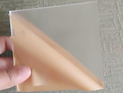 A aplicação de folha de acrílico transparente